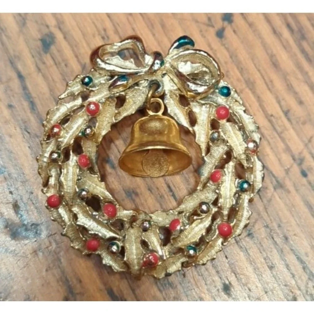 Vintage Christmas  Holiday Retro Brooch Pin Very Pretty